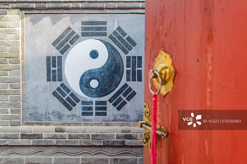 中国山东泰安市著名旅游景点泰山5A级风景区，老君堂里的红色传统大门和大门上的门环图片素材