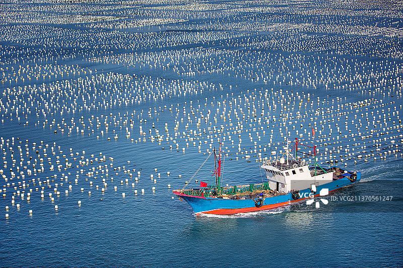 航行在海上渔场的出港渔船图片素材