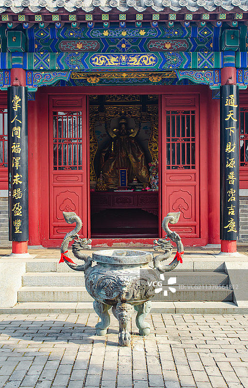 中国山东泰安市著名旅游景点泰山5A级风景区，老君堂里古典式铜制香炉图片素材