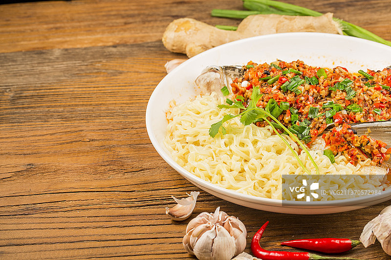 剁椒鱼头蒸面图片素材