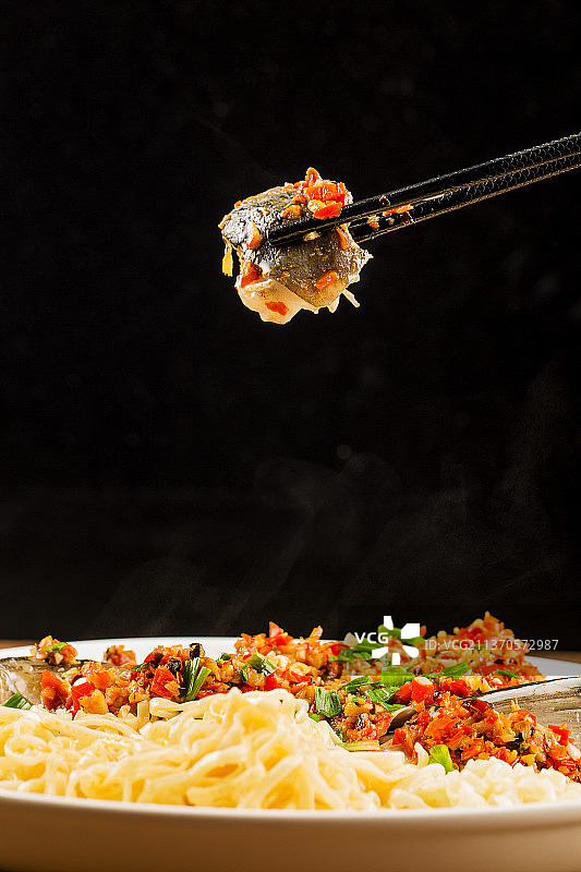 剁椒鱼头蒸面图片素材