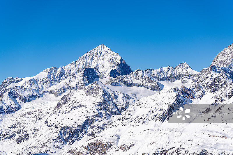 冬季滑雪胜地采尔马特的马特洪峰图片素材