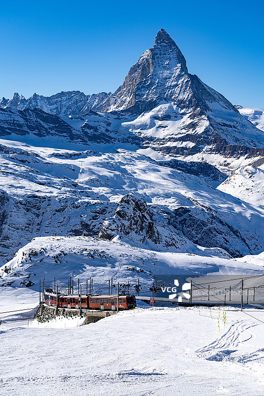冬季滑雪胜地采尔马特的马特洪峰登山小火车图片素材