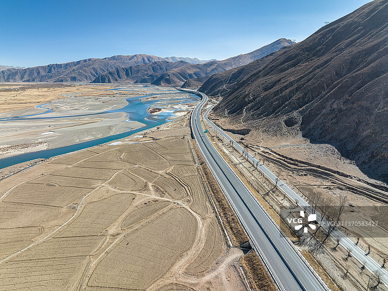 航拍西藏拉萨的拉萨河河谷和G318国道图片素材