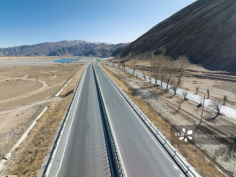 航拍西藏拉萨的拉萨河河谷和G318国道图片素材