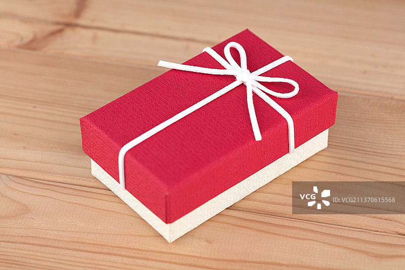一个礼物盒在桌子上图片素材