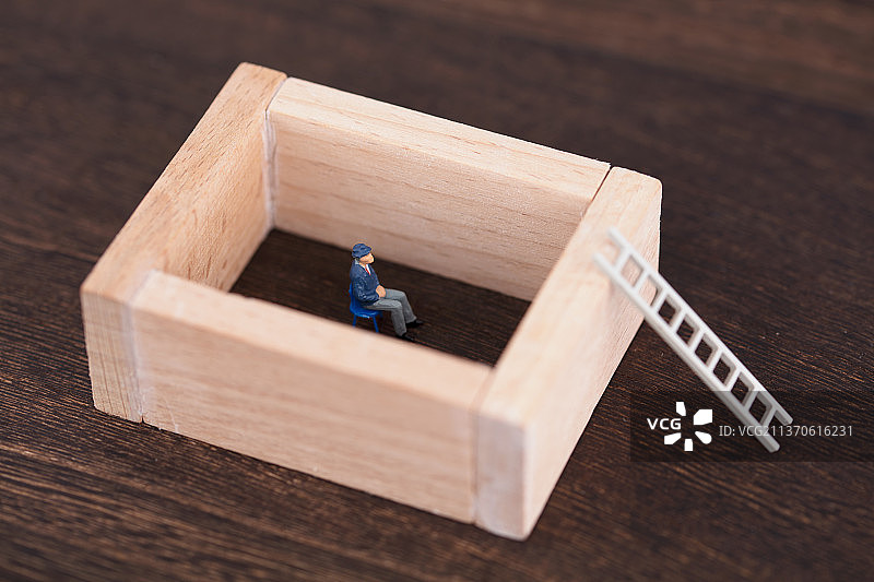 微缩创意自闭症患者隔绝自己图片素材