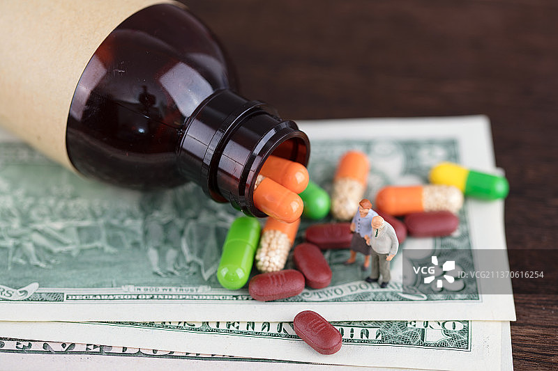 微缩创意养老花费和医药费图片素材