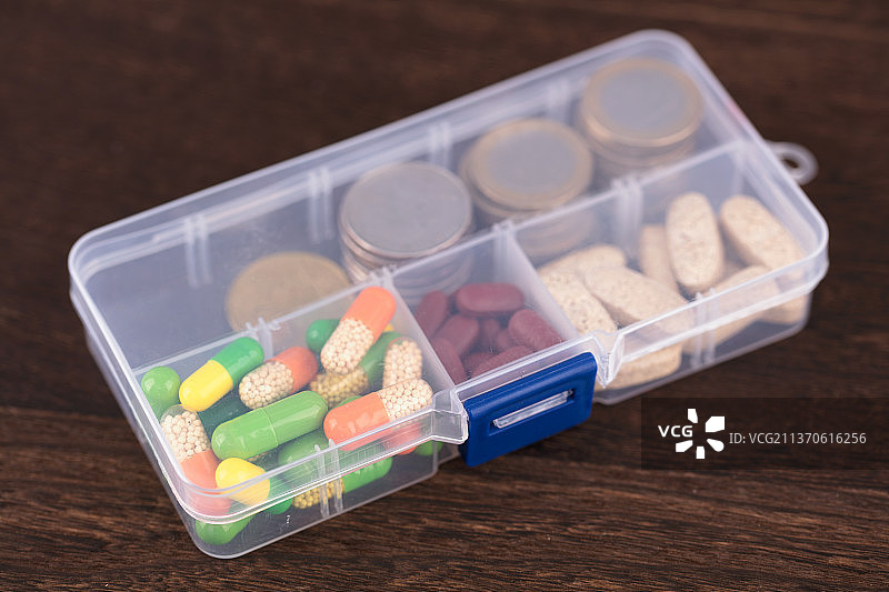 分类药盒中的药品和硬币图片素材