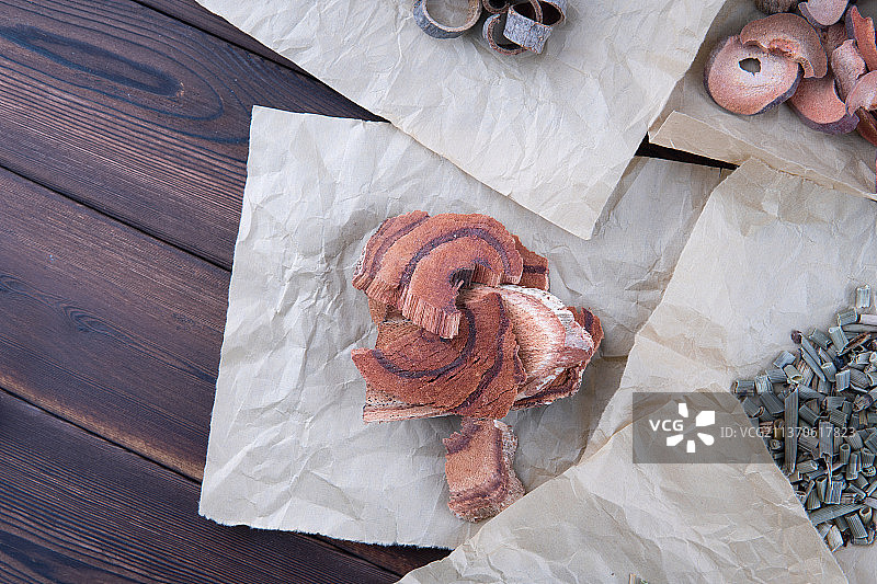 中药鸡血藤在草纸上图片素材