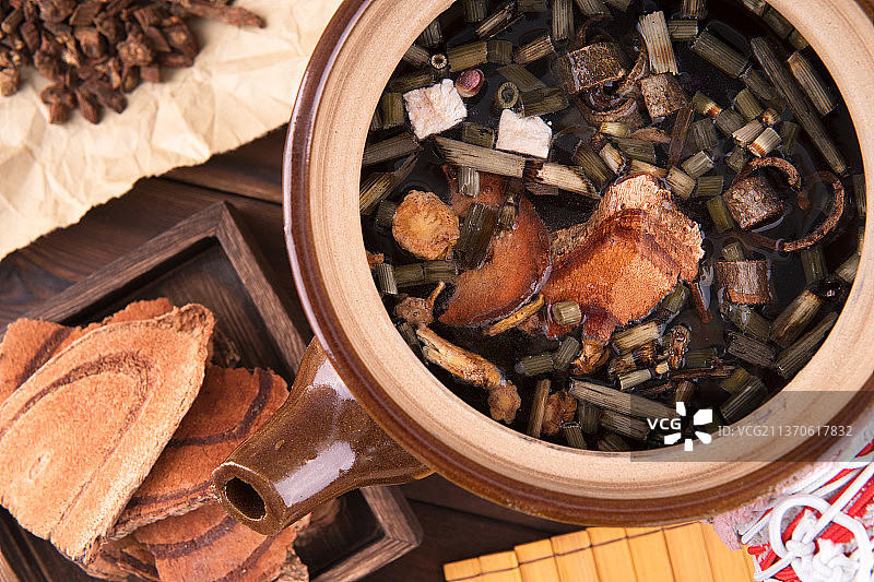在药煲里准备煎的药材图片素材