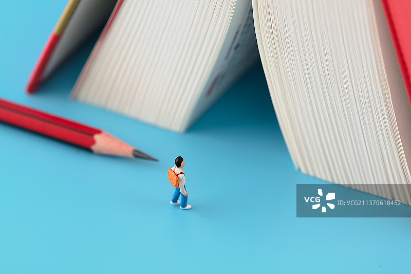 微缩创意书籍和上学的孩子图片素材