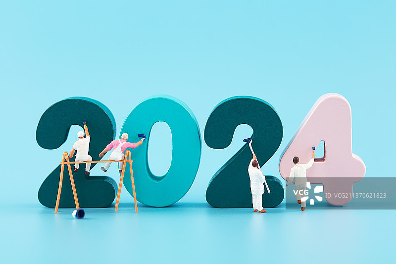 微缩场景工人涂刷2024新年图片素材