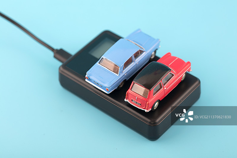 充电器上的小汽车模型图片素材