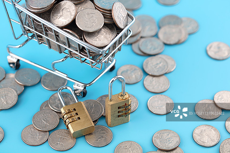 购物安全性购物车硬币和密码锁图片素材
