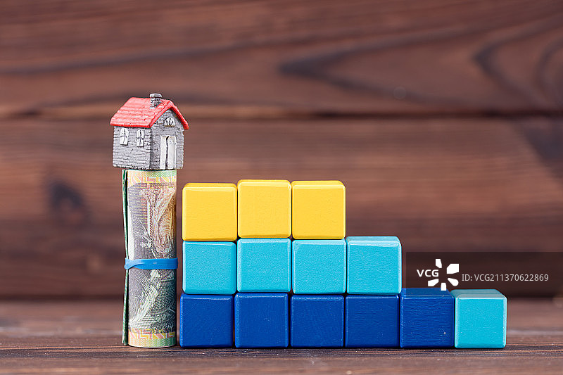 积木阶梯和纸币上的房子模型图片素材