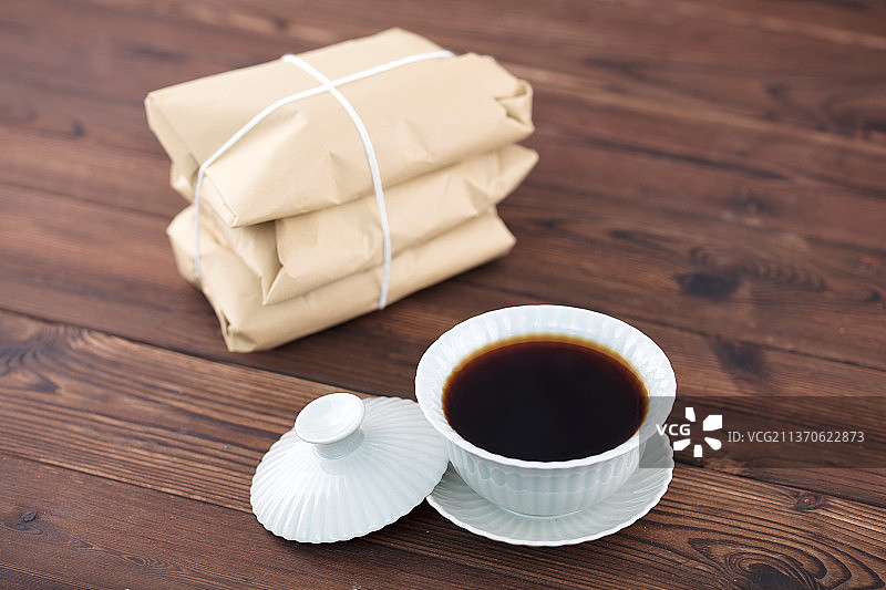 中药包和盖碗里的中药汤图片素材