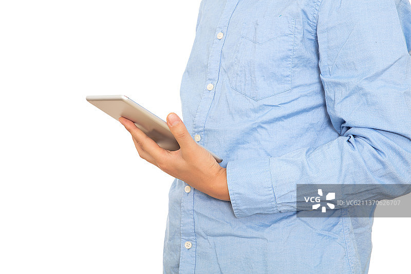 穿着衬衣的男士手拿iPad平板图片素材