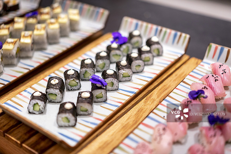排列的日本寿司图片素材