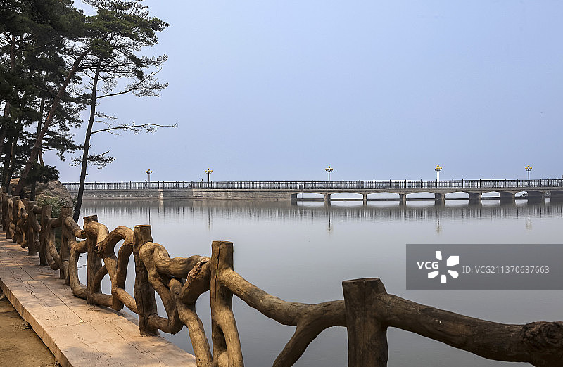中国山东临沂市沂蒙山国家地质公园龟蒙景区栈桥水上倒影图片素材