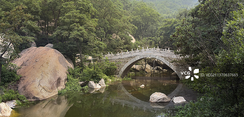 中国山东临沂市沂蒙山国家地质公园龟蒙景区山林中的石桥图片素材