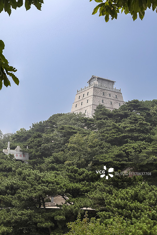 中国山东临沂市沂蒙山国家地质公园龟蒙景区龟蒙顶图片素材