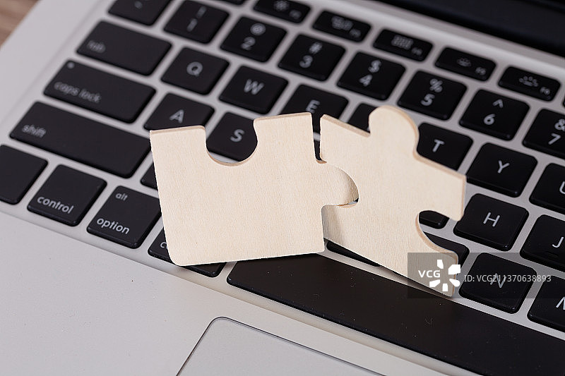 电脑键盘上的拼图拼接图片素材