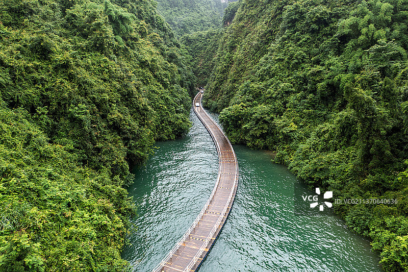 航拍湖北恩施狮子关水上浮桥鸟瞰图图片素材