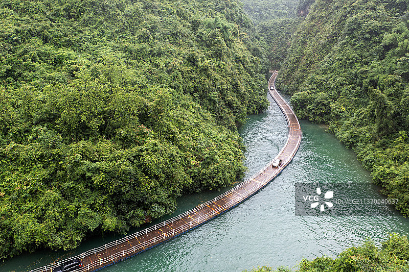 航拍湖北恩施狮子关水上浮桥鸟瞰图图片素材