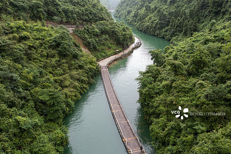 航拍湖北恩施狮子关水上浮桥鸟瞰图图片素材