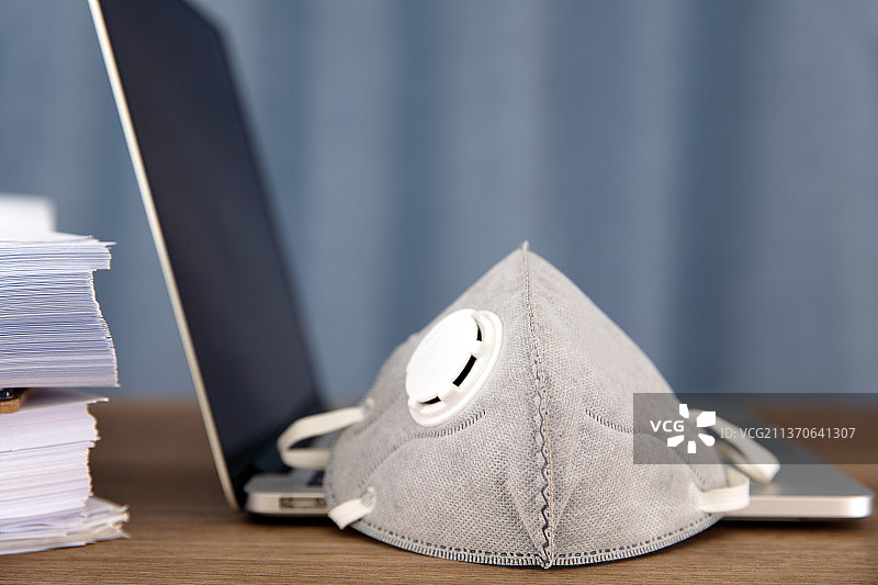笔记本电脑和口罩图片素材