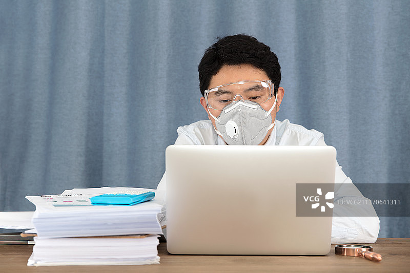 严密防护的员工在办公图片素材