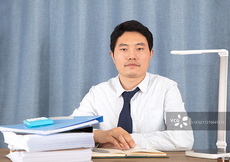 办公桌上的白领上班族肖像图片素材