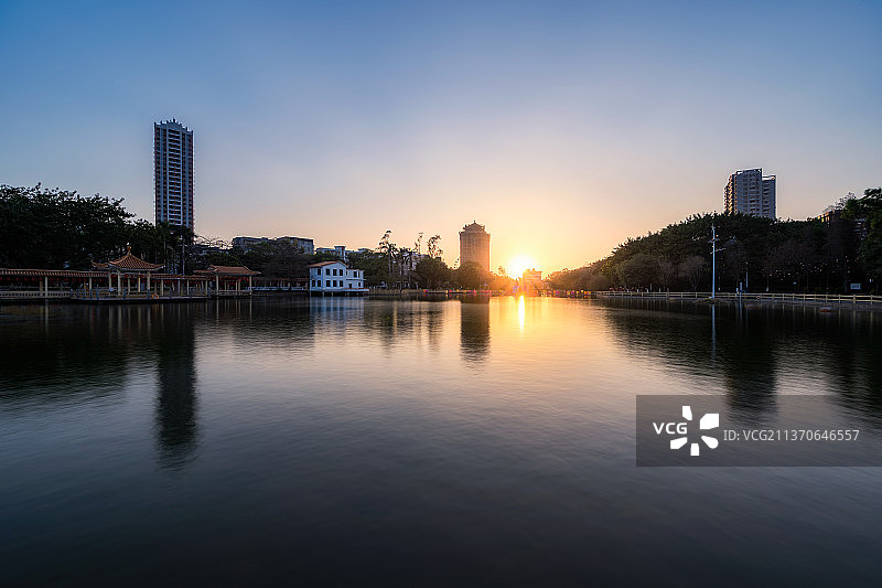 广东省茂名市茂南区新湖公园日落城市风光图片素材