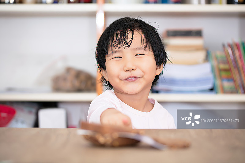 可爱的亚洲小女孩图片素材