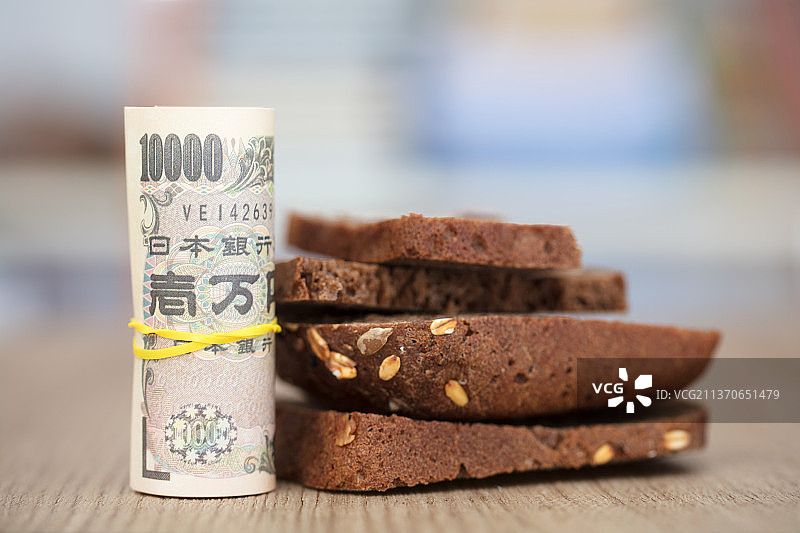日元钞票和黑面包图片素材