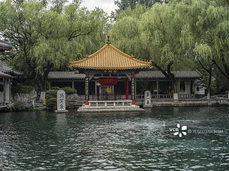中国山东济南趵突泉公园观澜亭图片素材