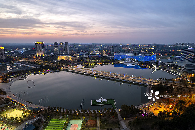 航拍晚霞里的扬州明月湖图片素材