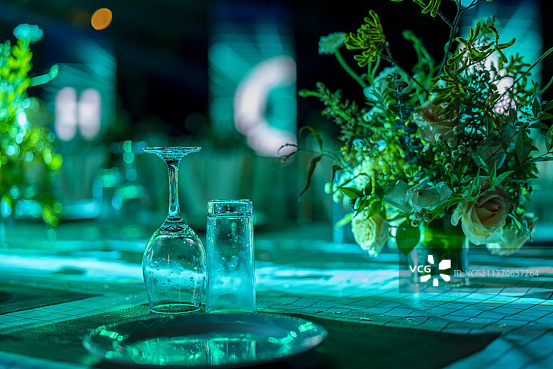 宴会上酒杯特写图片素材