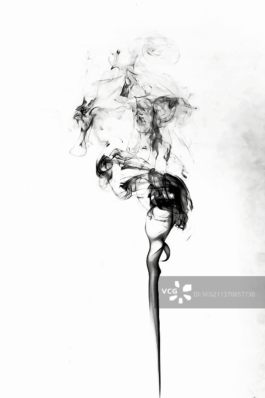 白背景中的飘渺升腾烟雾缭绕图片素材