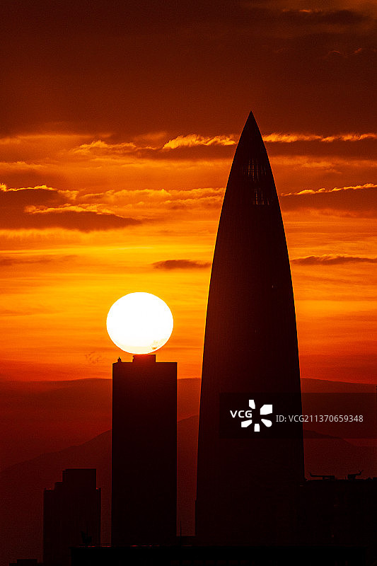 太阳爬楼•☀️•图片素材