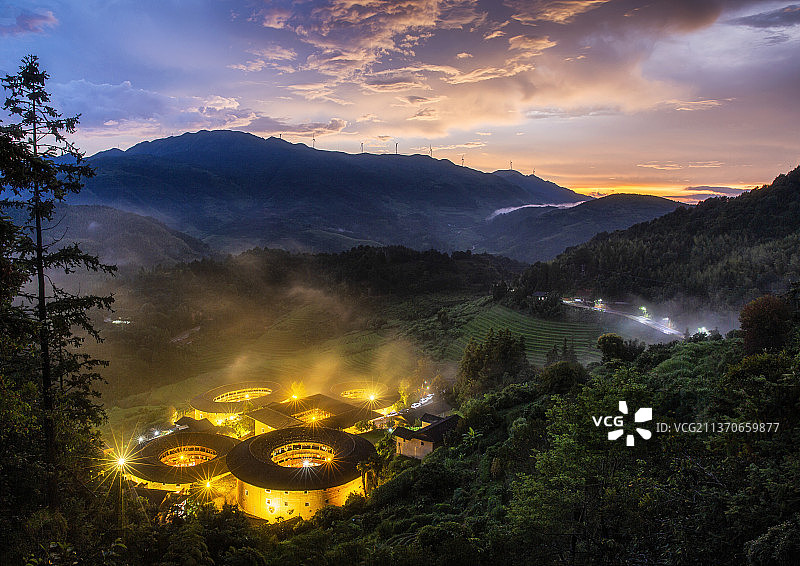夕阳下的四菜一汤图片素材