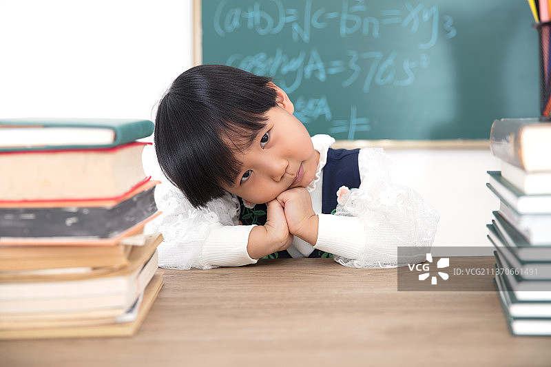 不想学习的亚洲小女孩图片素材