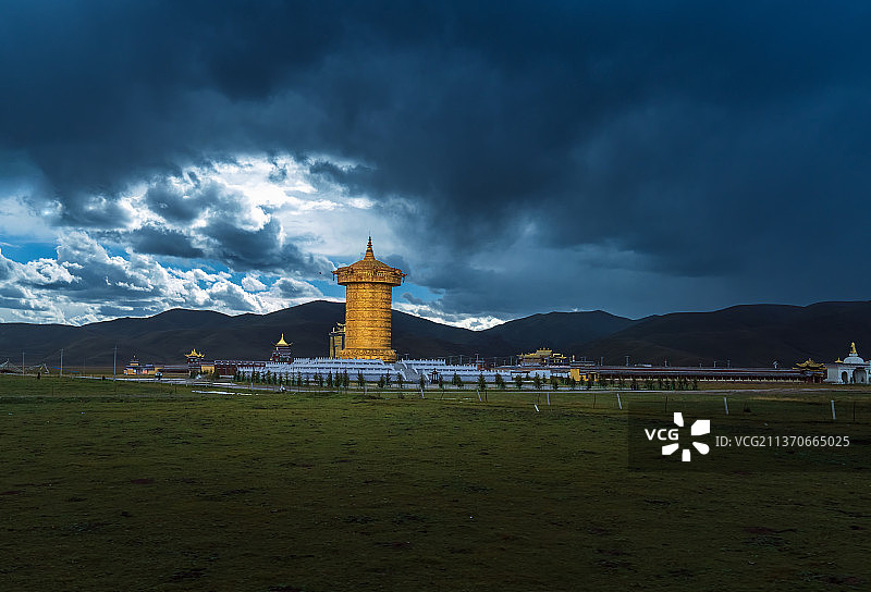 甘肃甘南玛曲阿万仓娘玛寺巨大转经筒图片素材