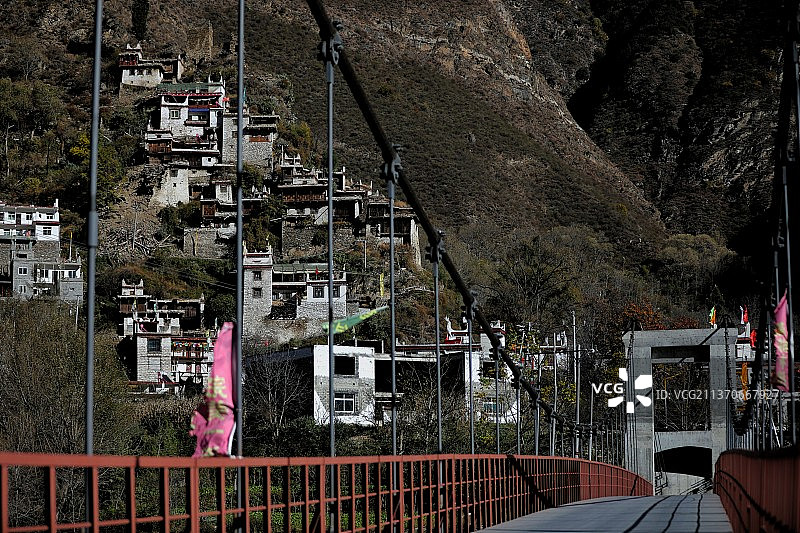 吊桥对面的藏居图片素材