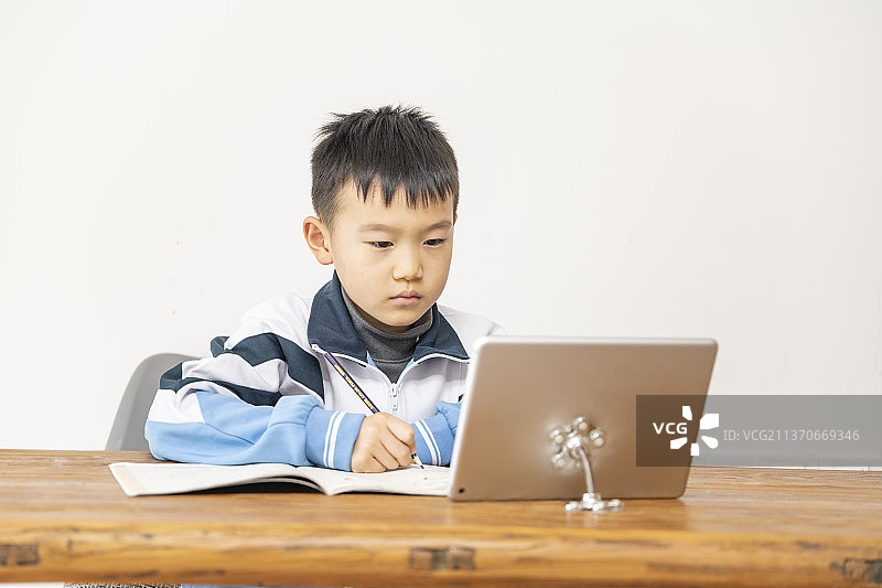 使用电脑在线学习的小学生图片素材