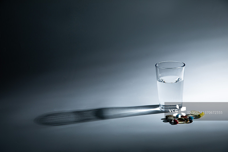 一支拿着药片的手图片素材