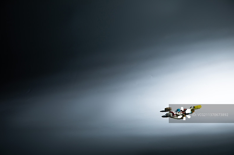 大量的药品，五颜六色的药瓶图片素材