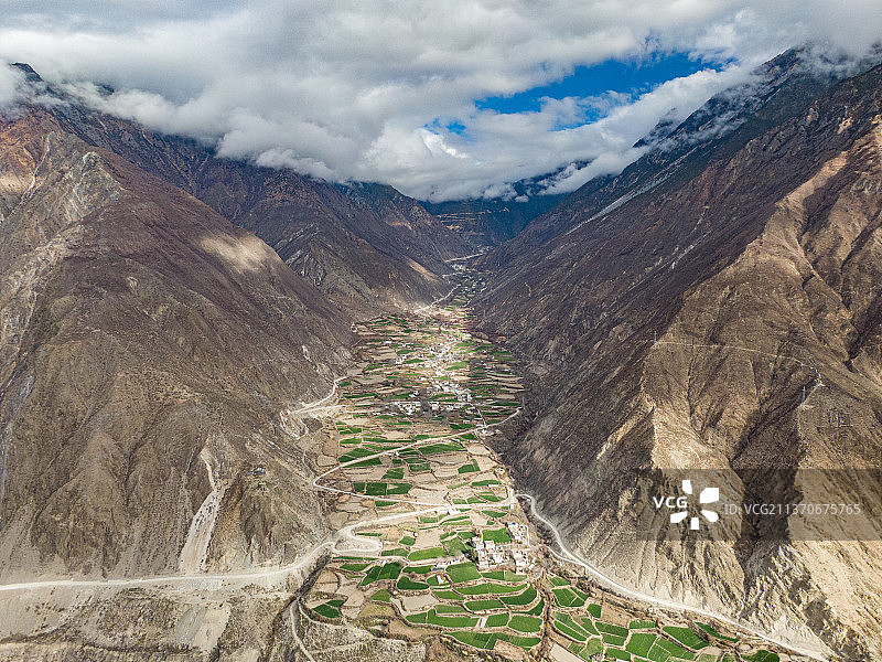 航拍西藏林芝察隅县察瓦龙乡著名的G219国道丙察察路段图片素材