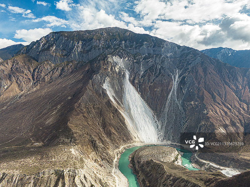 航拍西藏林芝察隅县察瓦龙乡著名的G219国道丙察察路段大流沙塌方体图片素材